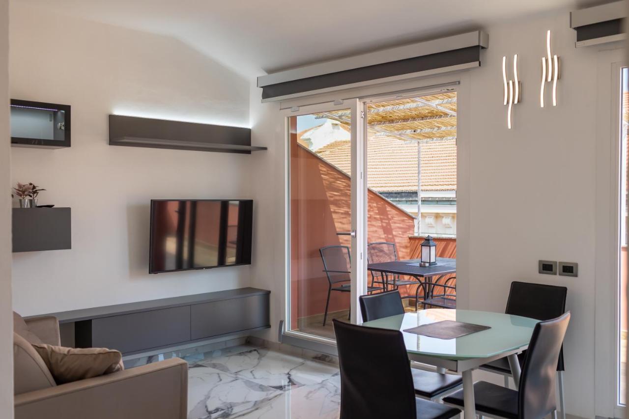 Casa Vacanza " La Rosa " Imperia Liguria Exterior photo
